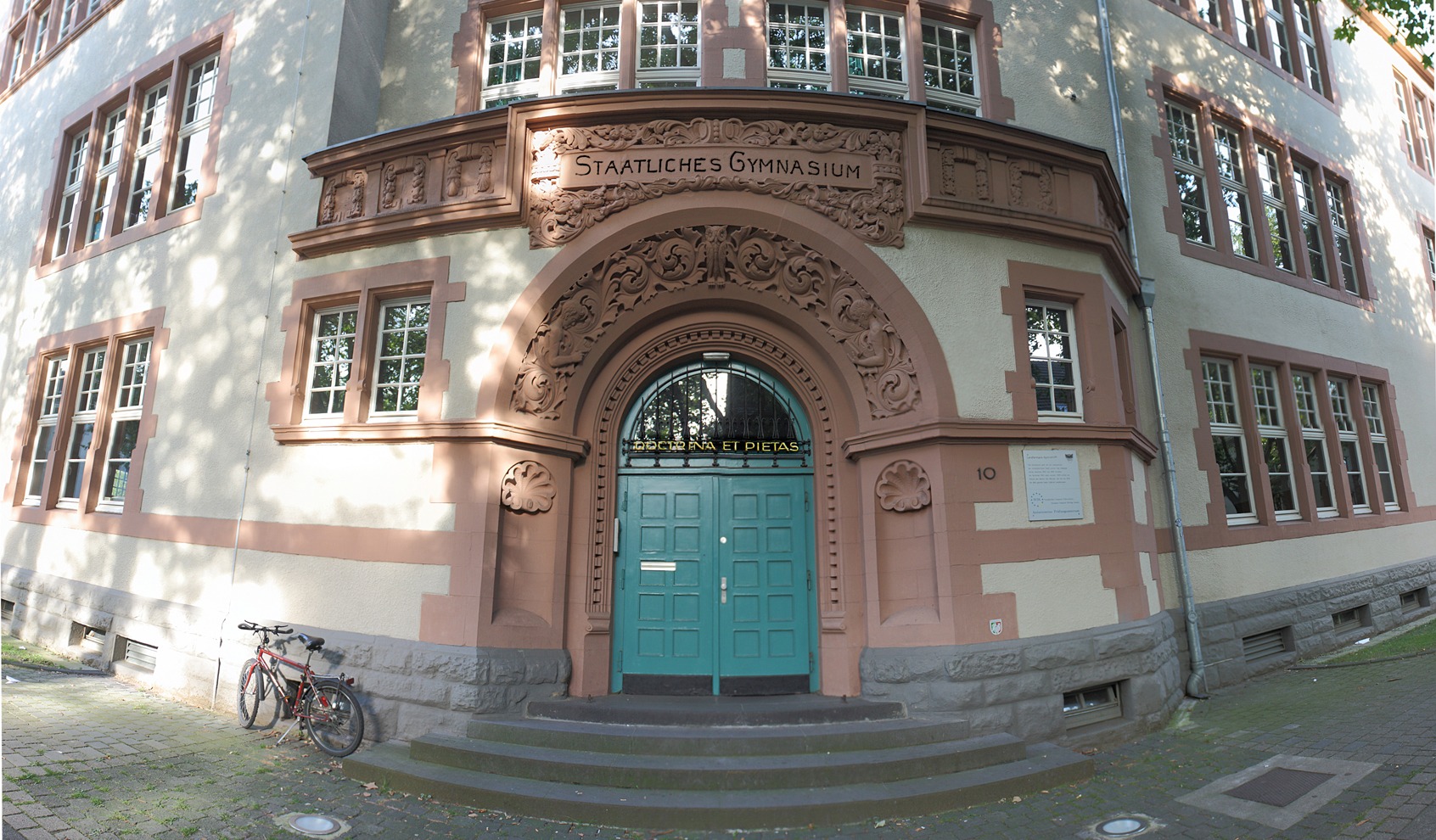 Eingang des Landfermann-Gymnasium in Duisburg