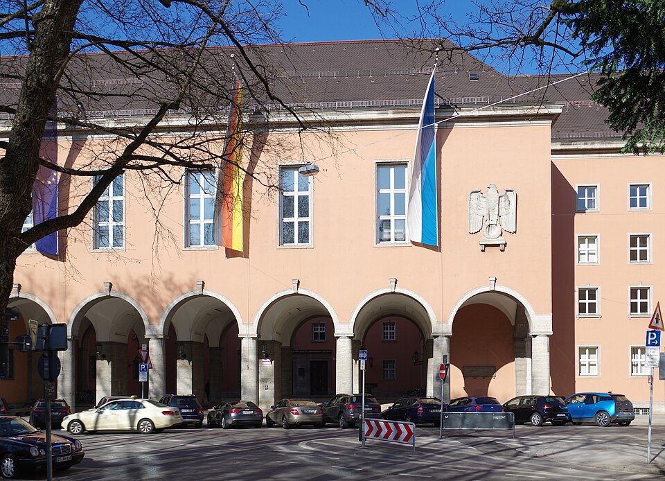 Finanzministerium Bayern präsentiert Trump Steuerdaten deutscher Bürger auf dem Silbertablett!